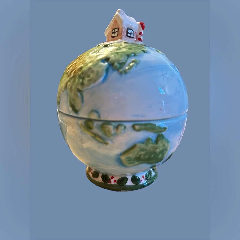 Vintage Christmas Globe Salt Pepper‎ Shakers Santa Holiday Hand Painted UNIQUE
